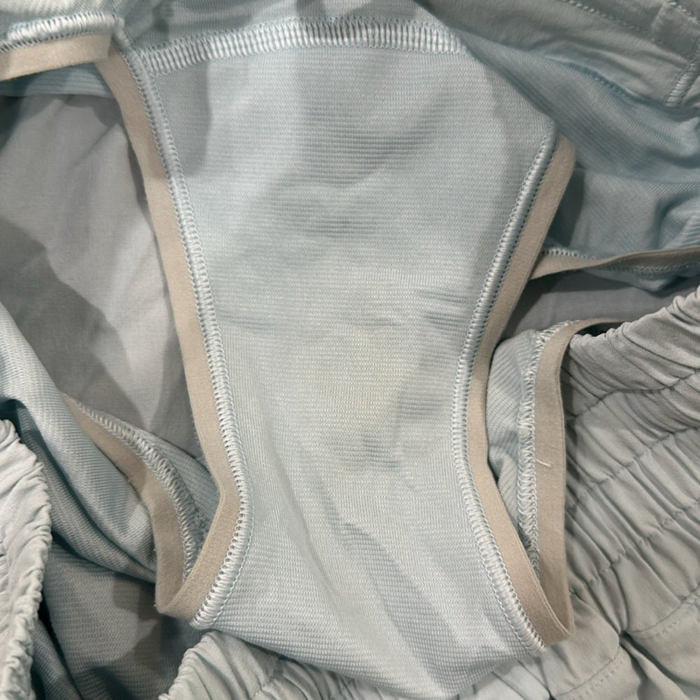 (6257) LULULEMON Hotty Hot High-Rise Lined Short 2.5" in Sz 6 *Loved *Powder Blu