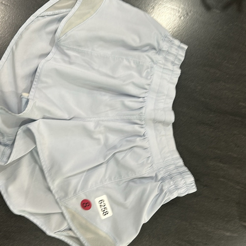 (6258)  LULULEMON HOTTY HOT 2.5" in Sz 8 **LOVED** in WINDMILL