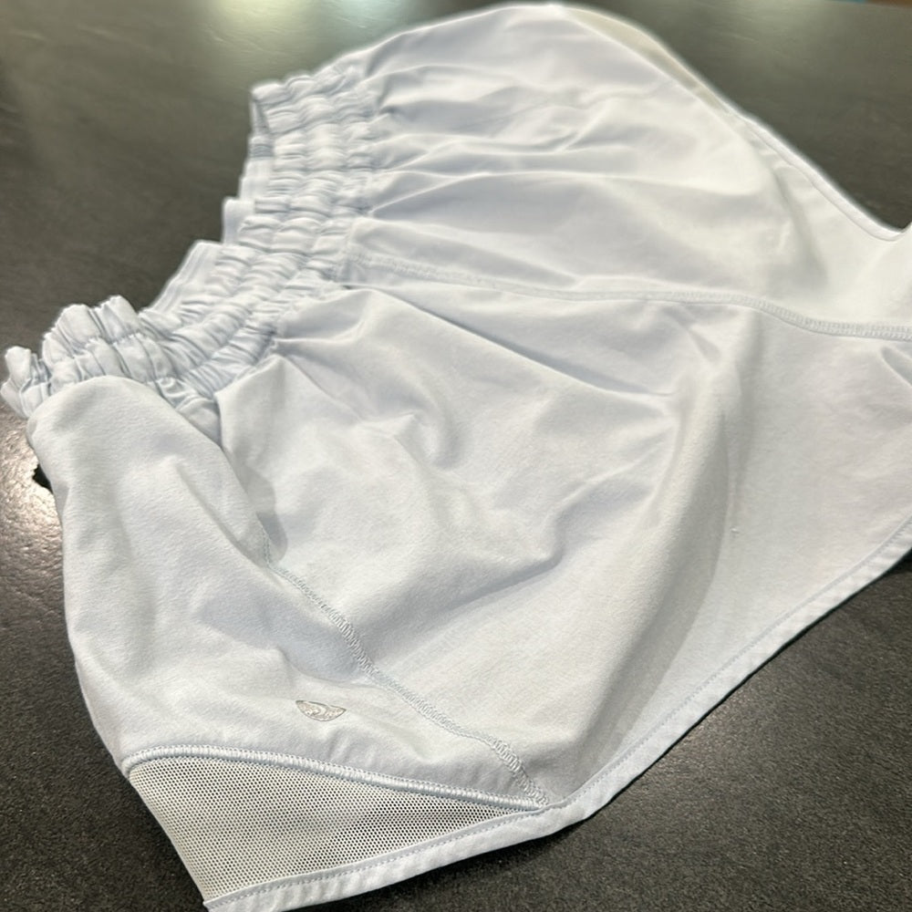 (6258)  LULULEMON HOTTY HOT 2.5" in Sz 8 **LOVED** in WINDMILL