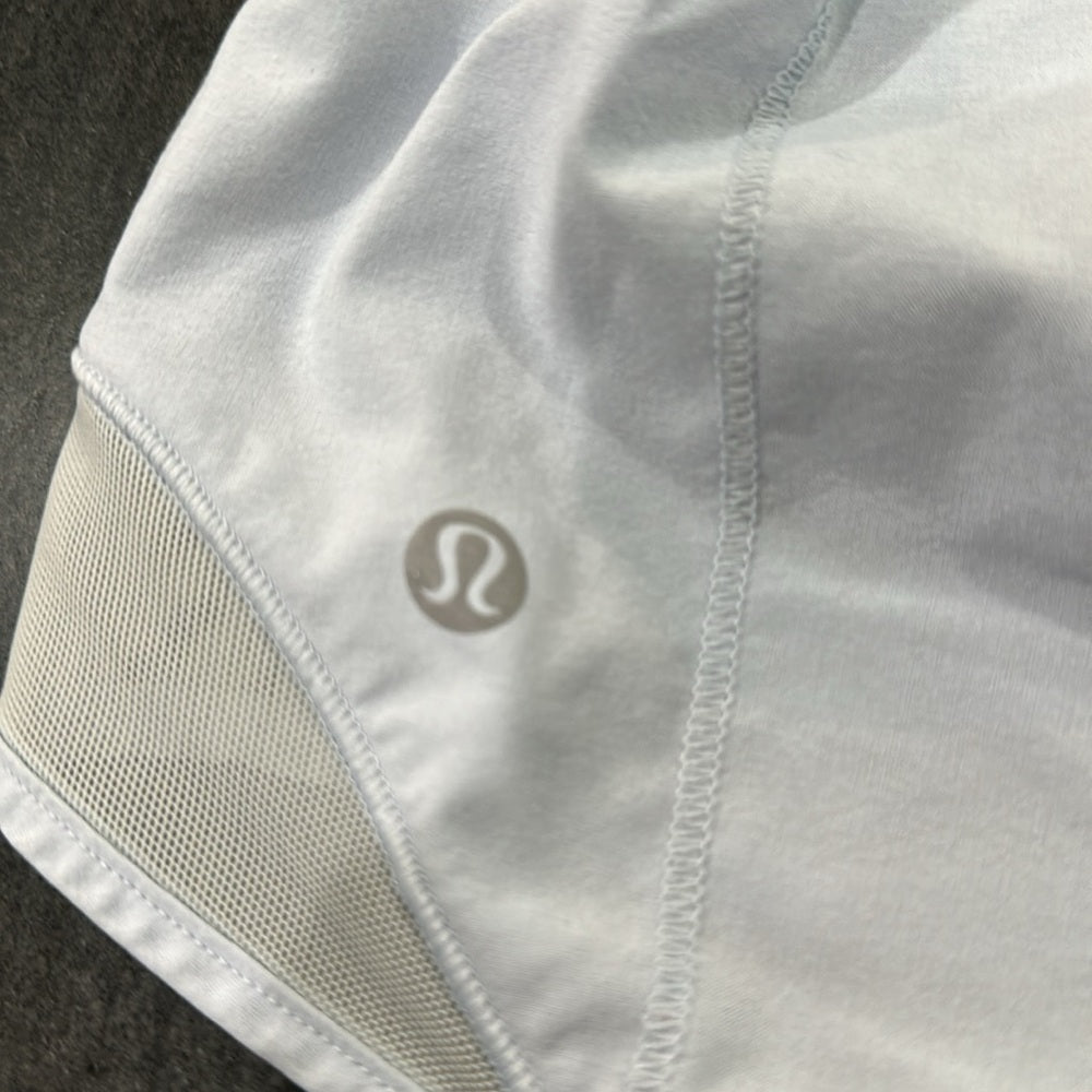 (6258)  LULULEMON HOTTY HOT 2.5" in Sz 8 **LOVED** in WINDMILL