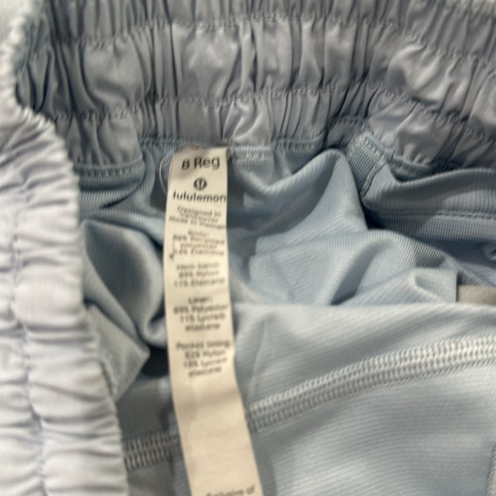 (6258)  LULULEMON HOTTY HOT 2.5" in Sz 8 **LOVED** in WINDMILL