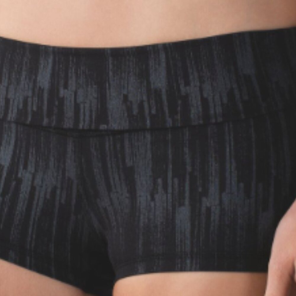 (6276) LULULEMON Boogie Short *Luxtreme (Roll Down) in Sz 8 *PRETTY *RARE