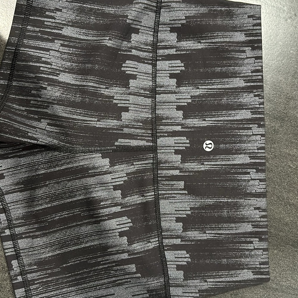 (6276) LULULEMON Boogie Short *Luxtreme (Roll Down) in Sz 8 *PRETTY *RARE