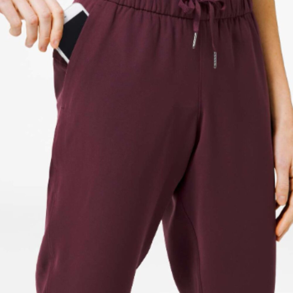 (6282) 🍋 LULULEMON On the Fly Jogger *Woven in Sz 8 in Cassis