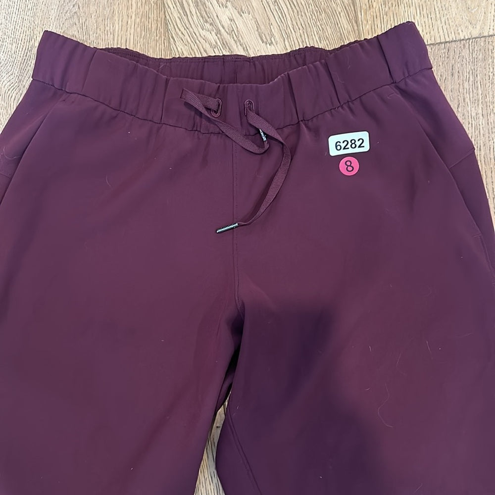 (6282) 🍋 LULULEMON On the Fly Jogger *Woven in Sz 8 in Cassis