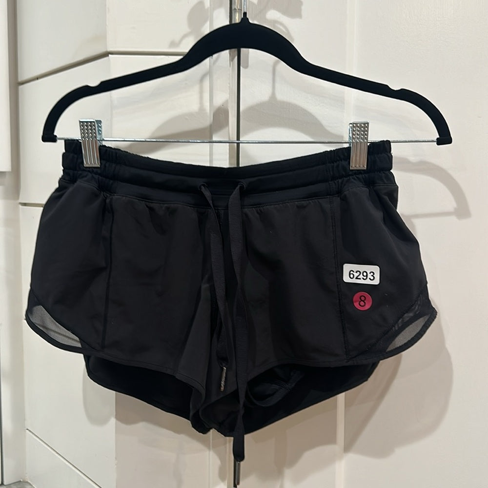 (6293) LULULEMON Hotty Hot Short  2.5" in Sz 8 in BLACK *LOVED *GUC