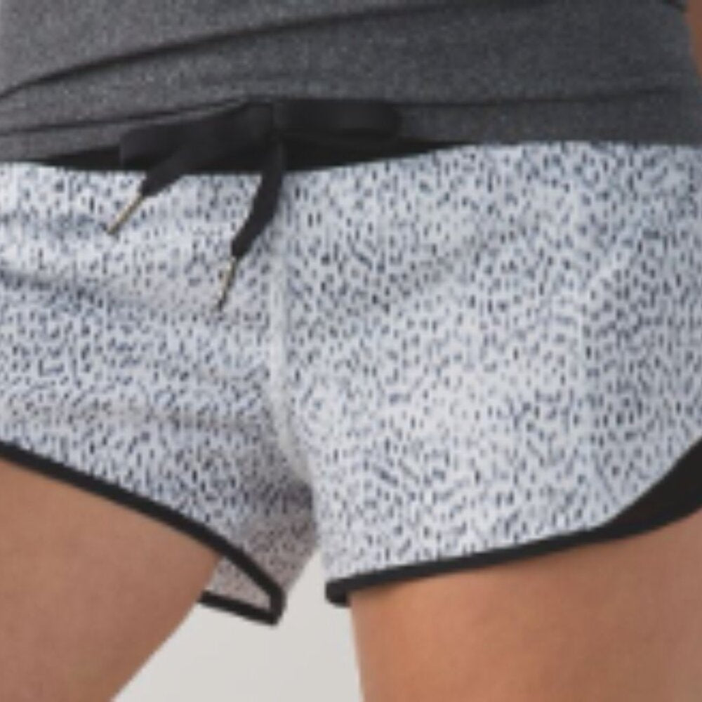 (6294) LULULEMON Hotty Hot Short (2 1/2" ) in Sz 6 in Ditsy Daisy White Black