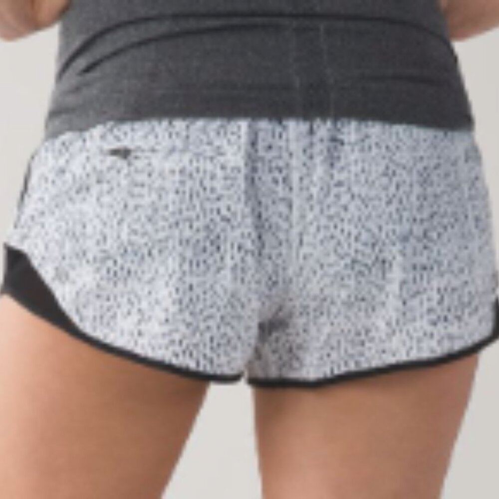 (6294) LULULEMON Hotty Hot Short (2 1/2" ) in Sz 6 in Ditsy Daisy White Black