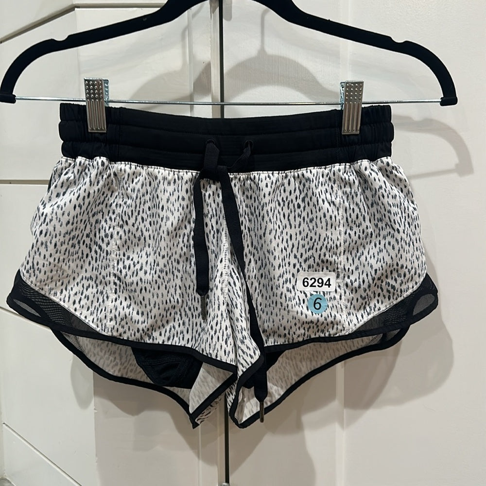 (6294) LULULEMON Hotty Hot Short (2 1/2" ) in Sz 6 in Ditsy Daisy White Black