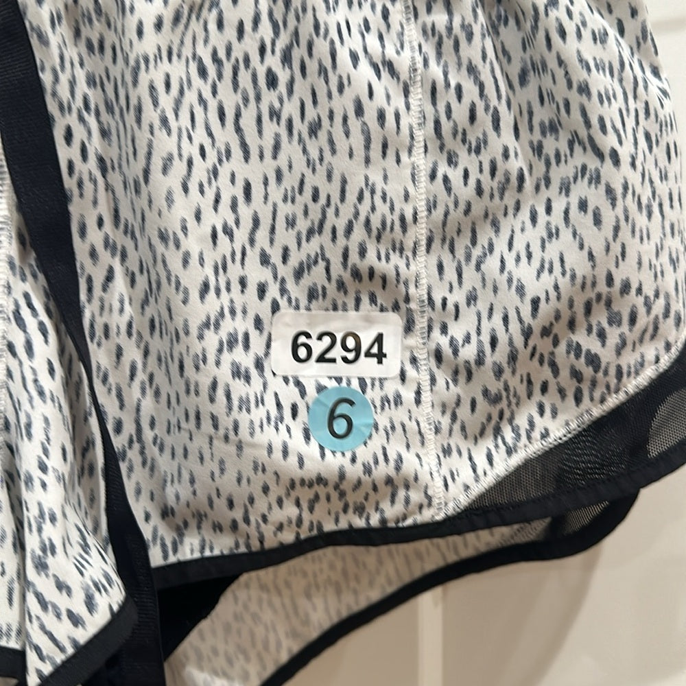 (6294) LULULEMON Hotty Hot Short (2 1/2" ) in Sz 6 in Ditsy Daisy White Black