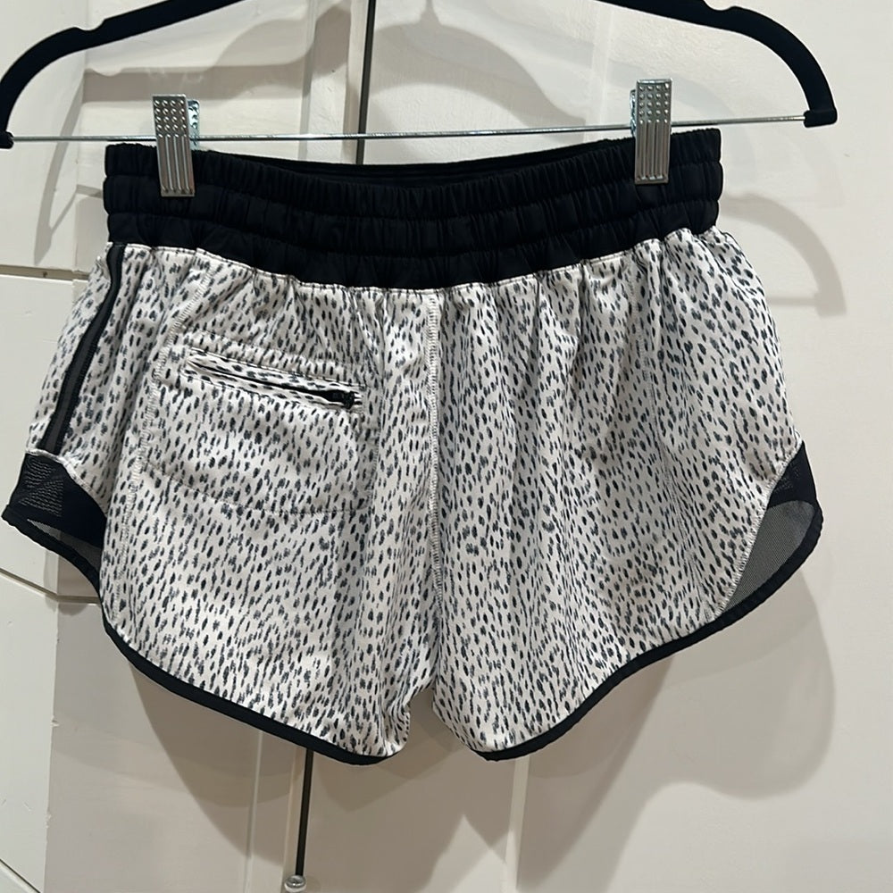 (6294) LULULEMON Hotty Hot Short (2 1/2" ) in Sz 6 in Ditsy Daisy White Black