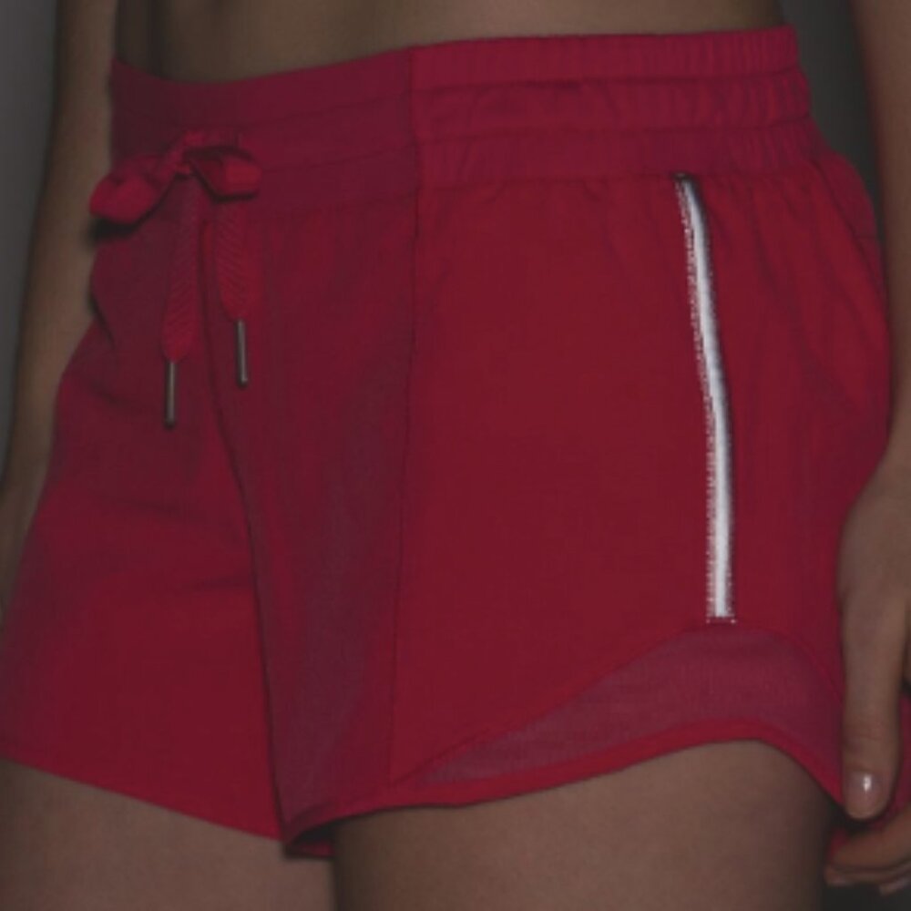 (6295) LULULEMON Hotty Hot Short  4" in Sz 4 in BOOM JUICE *LOVED *GUC