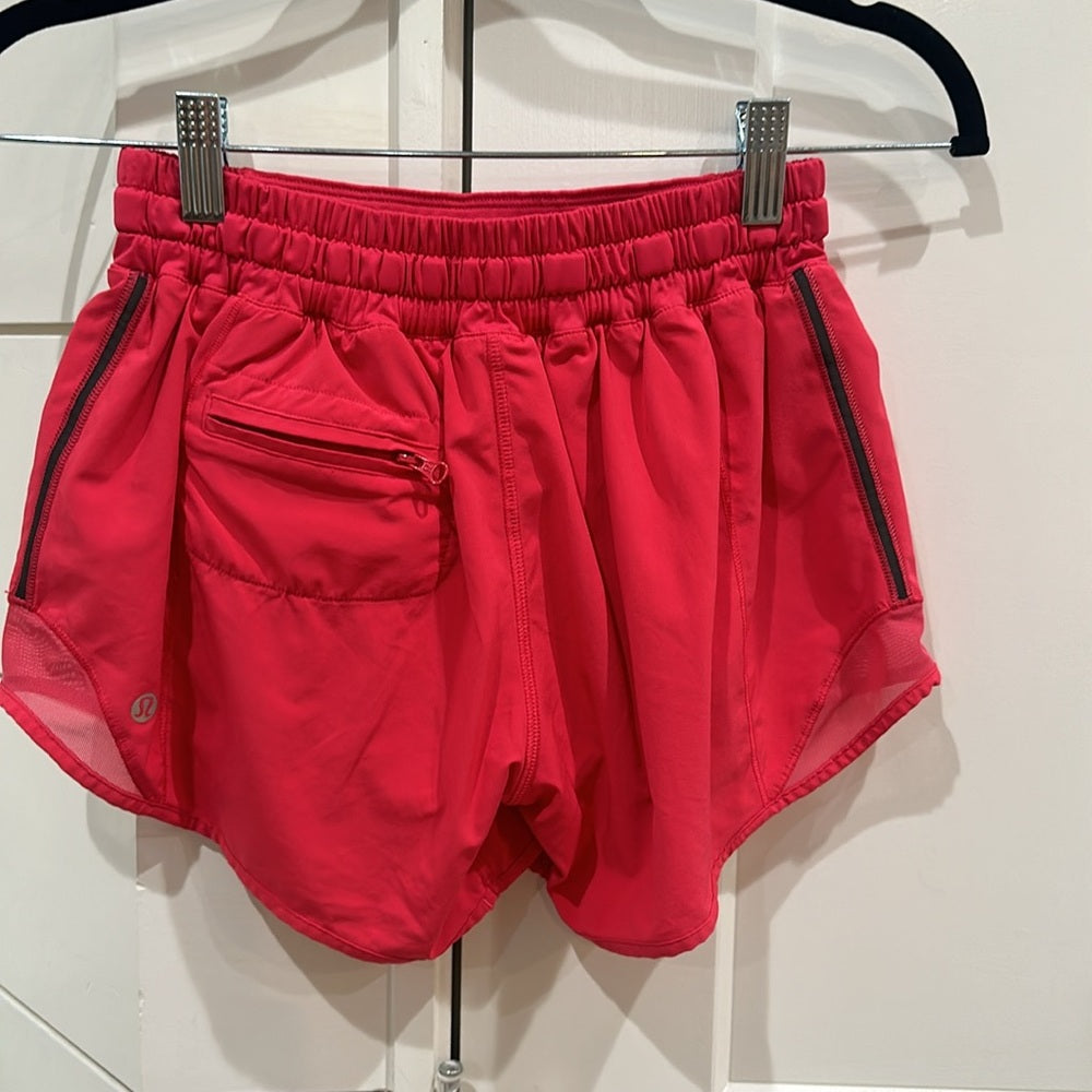 (6295) LULULEMON Hotty Hot Short  4" in Sz 4 in BOOM JUICE *LOVED *GUC