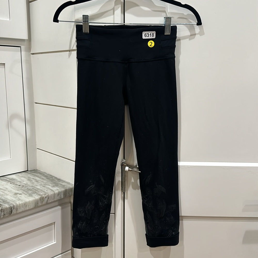 (6318) LULULEMON ACRO CROP SILICONE Sz 2 in Black