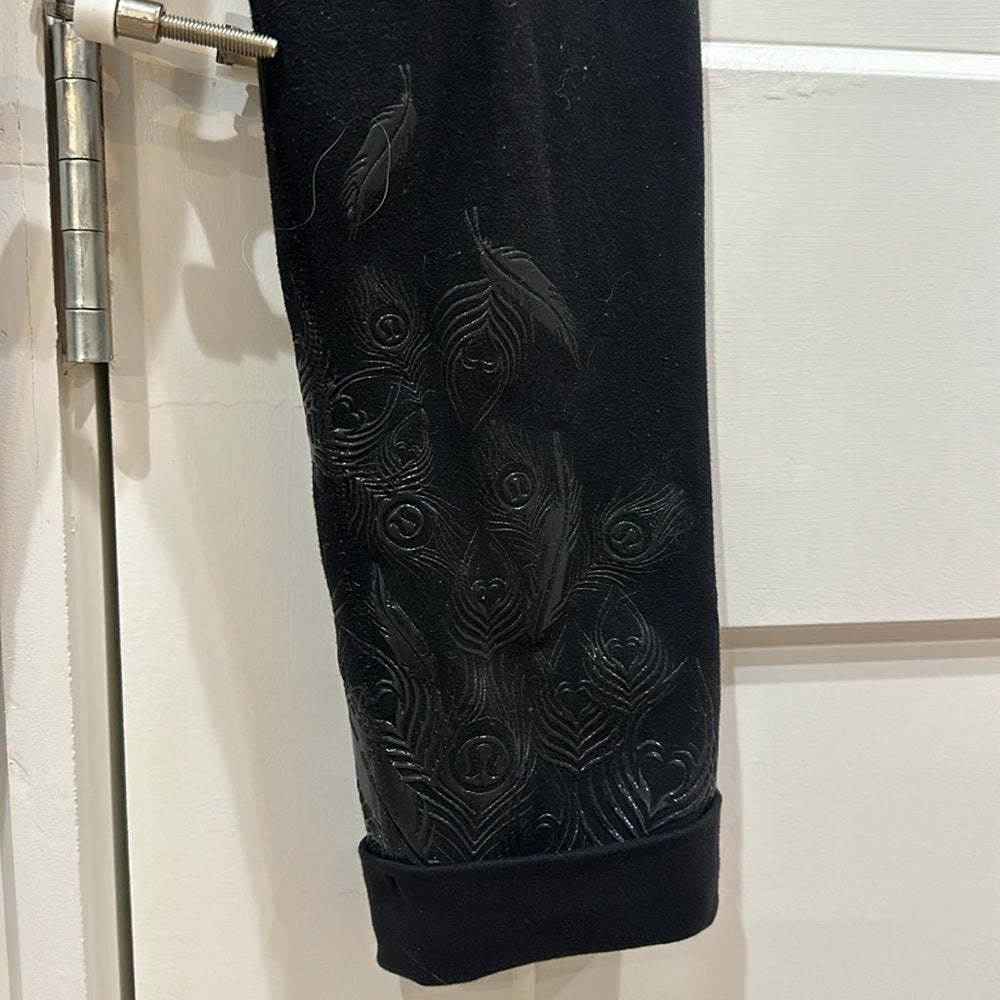 (6318) LULULEMON ACRO CROP SILICONE Sz 2 in Black