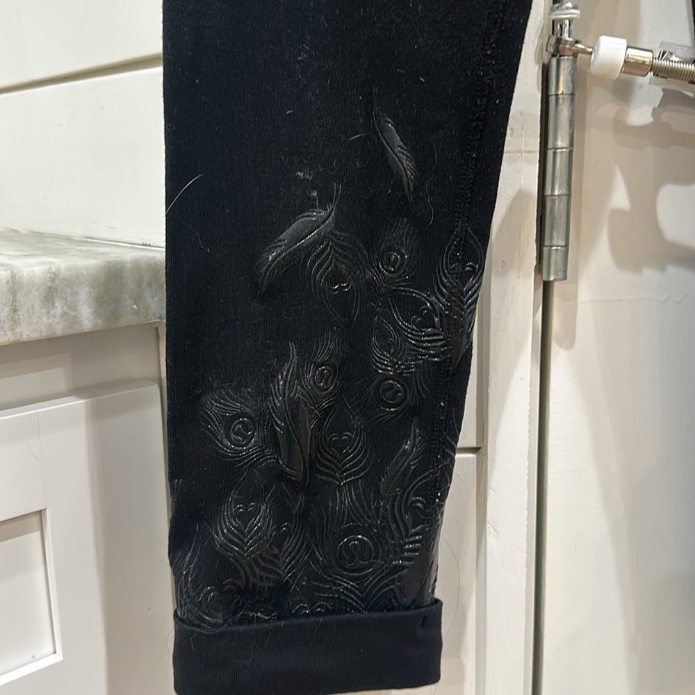 (6318) LULULEMON ACRO CROP SILICONE Sz 2 in Black