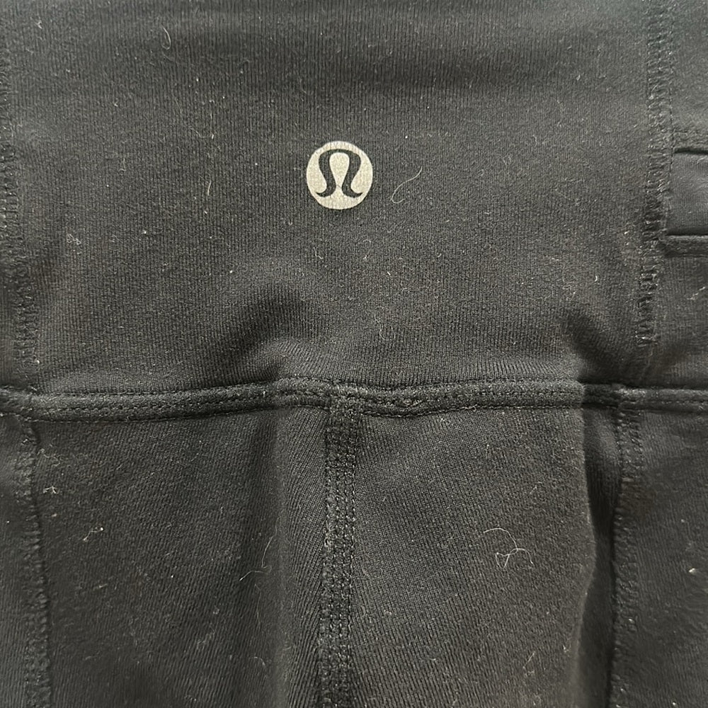 (6318) LULULEMON ACRO CROP SILICONE Sz 2 in Black