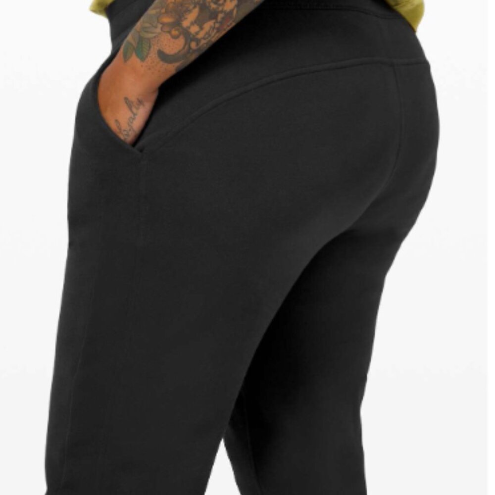 (6321) LULULEMON SCUBA JOGGERS in SZ 6 in BLACK
