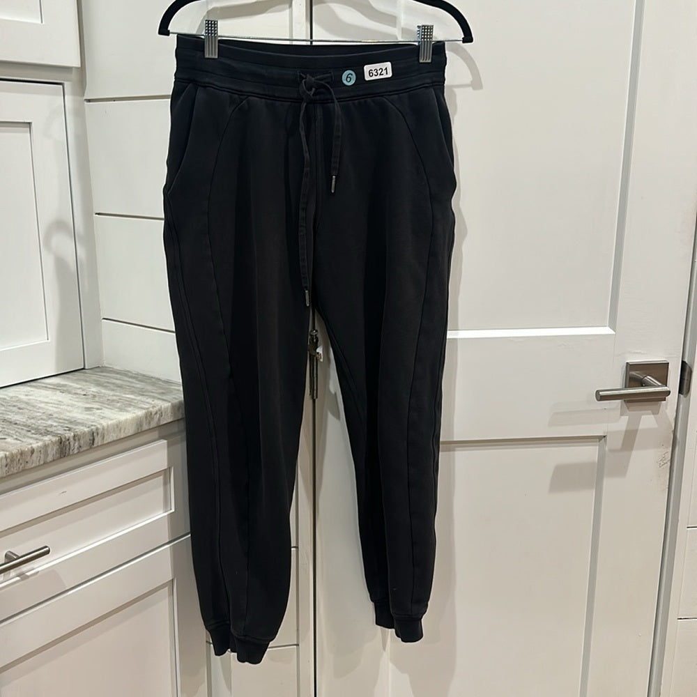 (6321) LULULEMON SCUBA JOGGERS in SZ 6 in BLACK