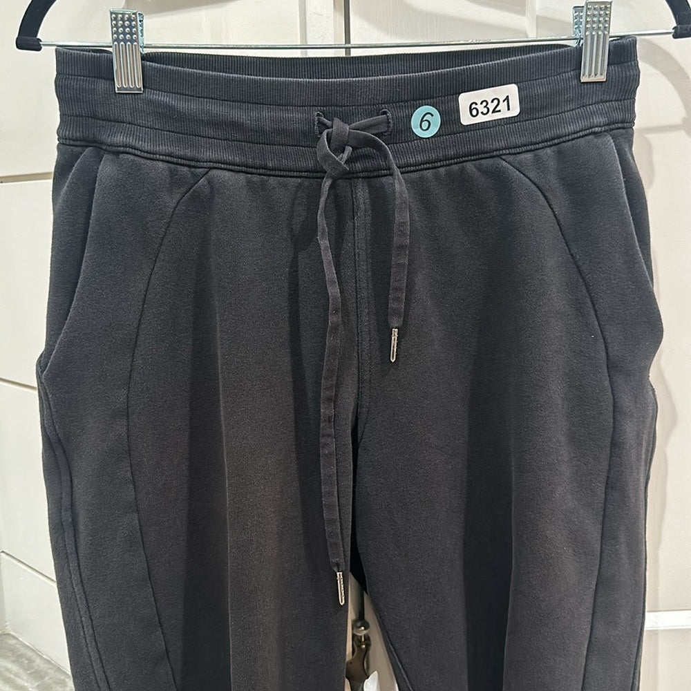 (6321) LULULEMON SCUBA JOGGERS in SZ 6 in BLACK
