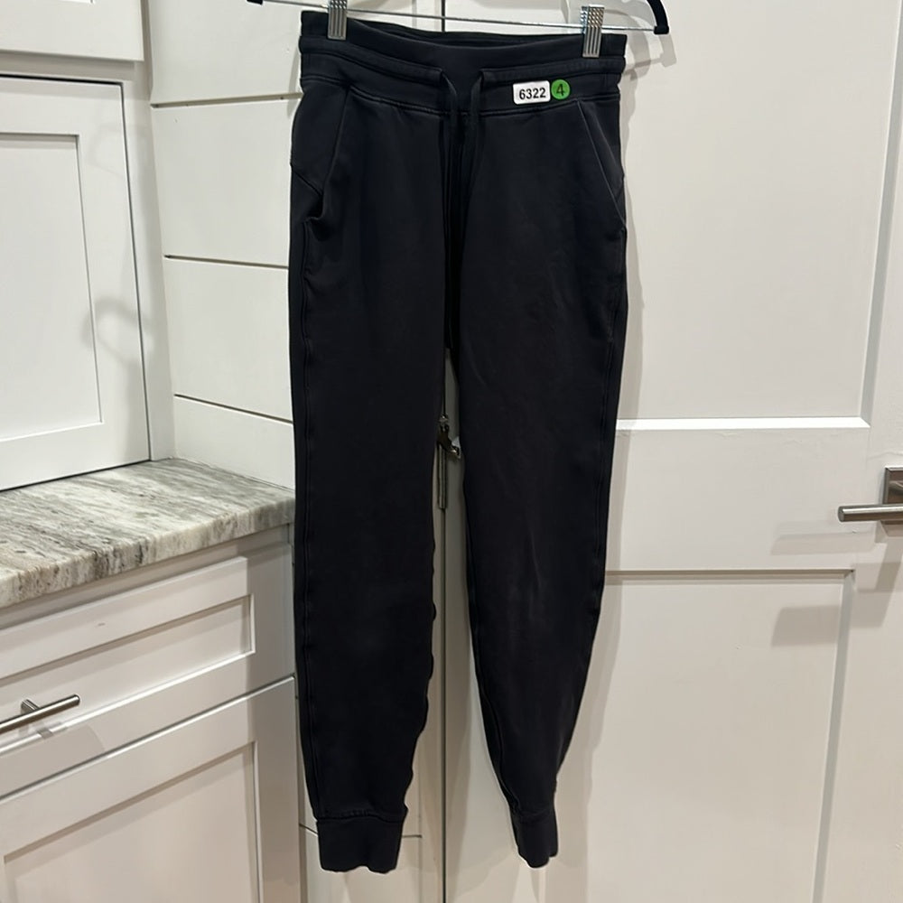 (6322) LULULEMON Ready to Fleece Jogger Sz 4 in Black