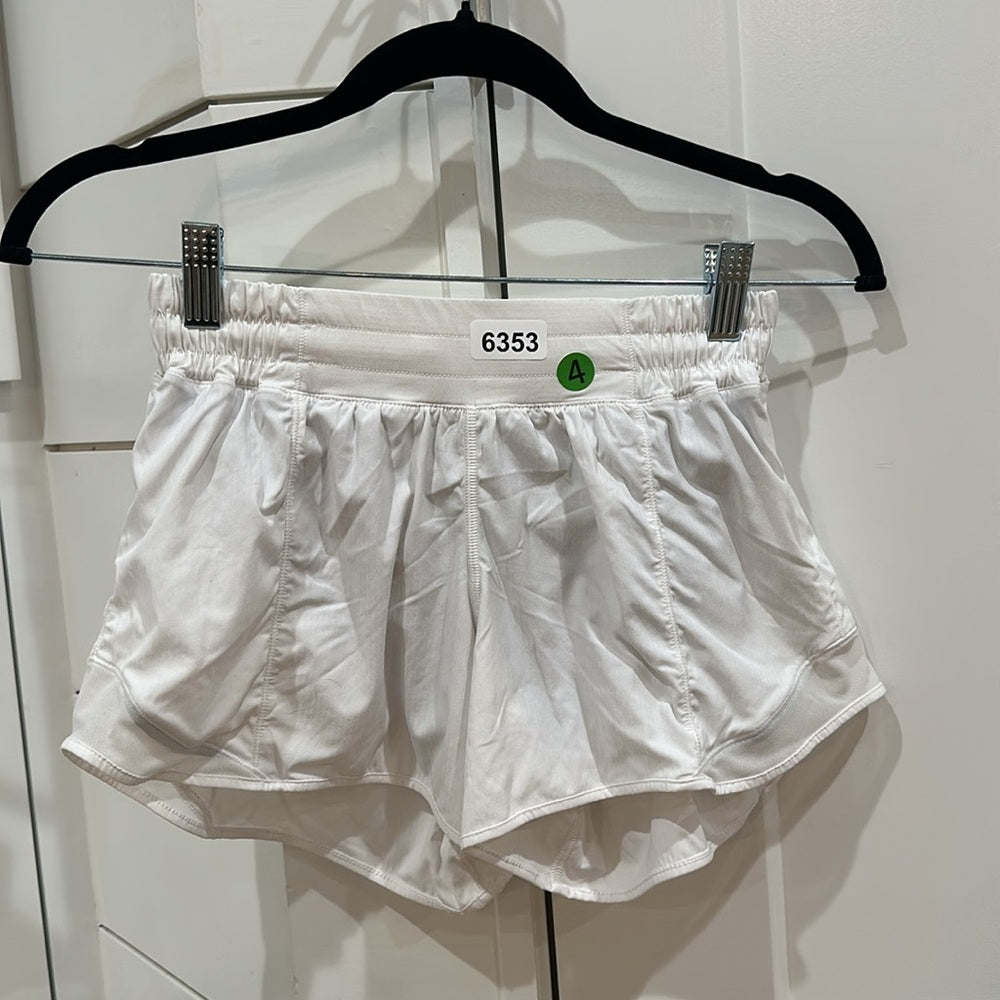 (6353) Lululemon Hotty Hot Short II *Long 4" in SZ 4