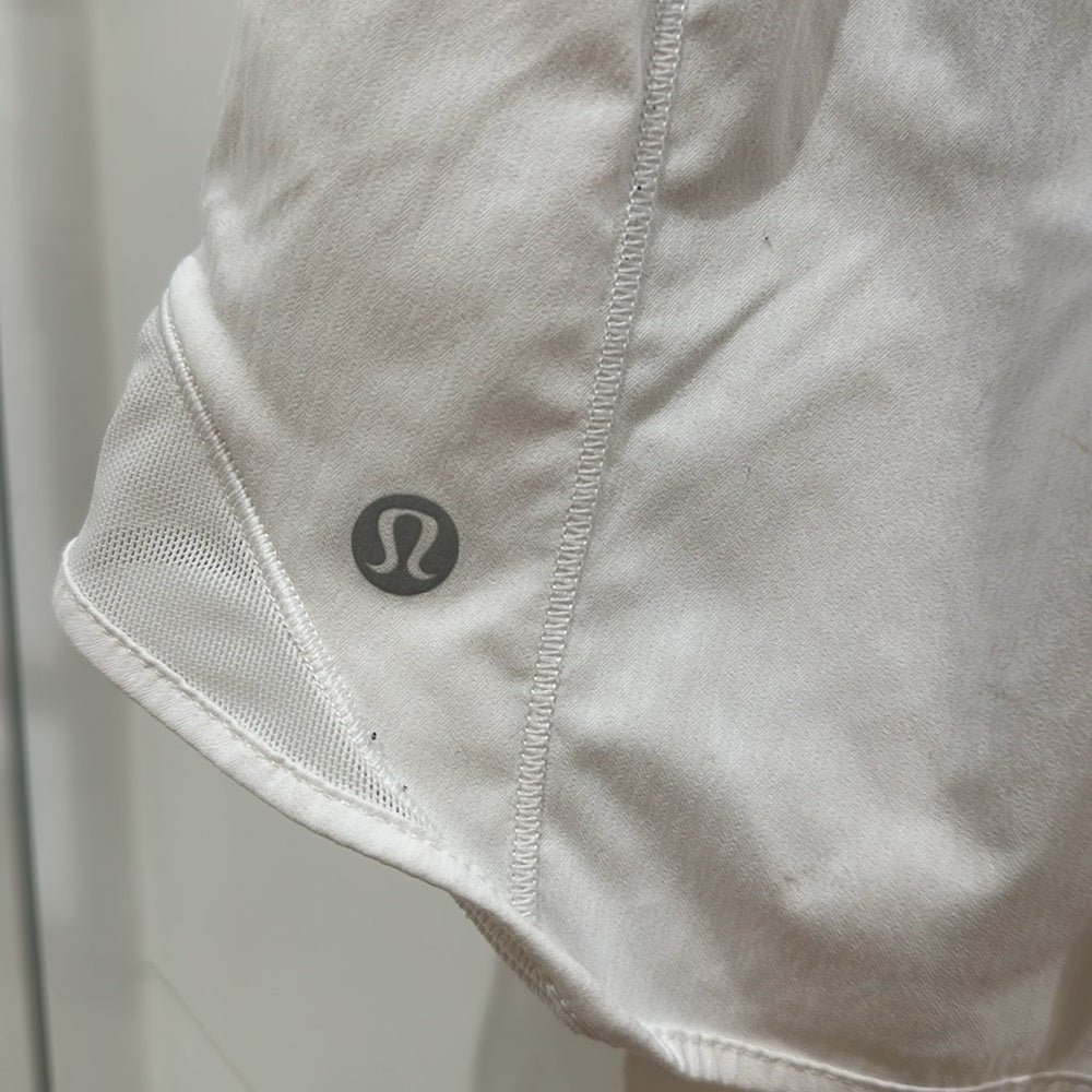 (6353) Lululemon Hotty Hot Short II *Long 4" in SZ 4