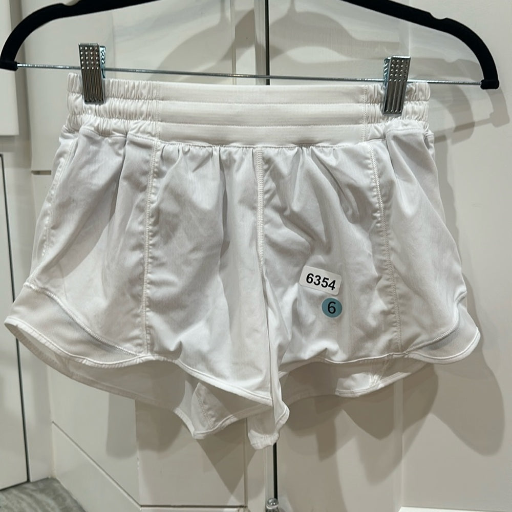 (6354) Lululemon Hotty Hot Short II *Long 4" in SZ 6