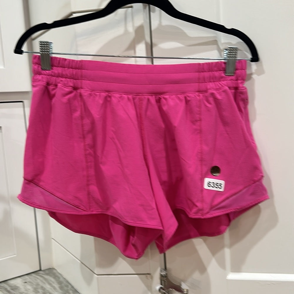 (6355) Lululemon Hotty Hot Low Rise Short 4" in Sz 10