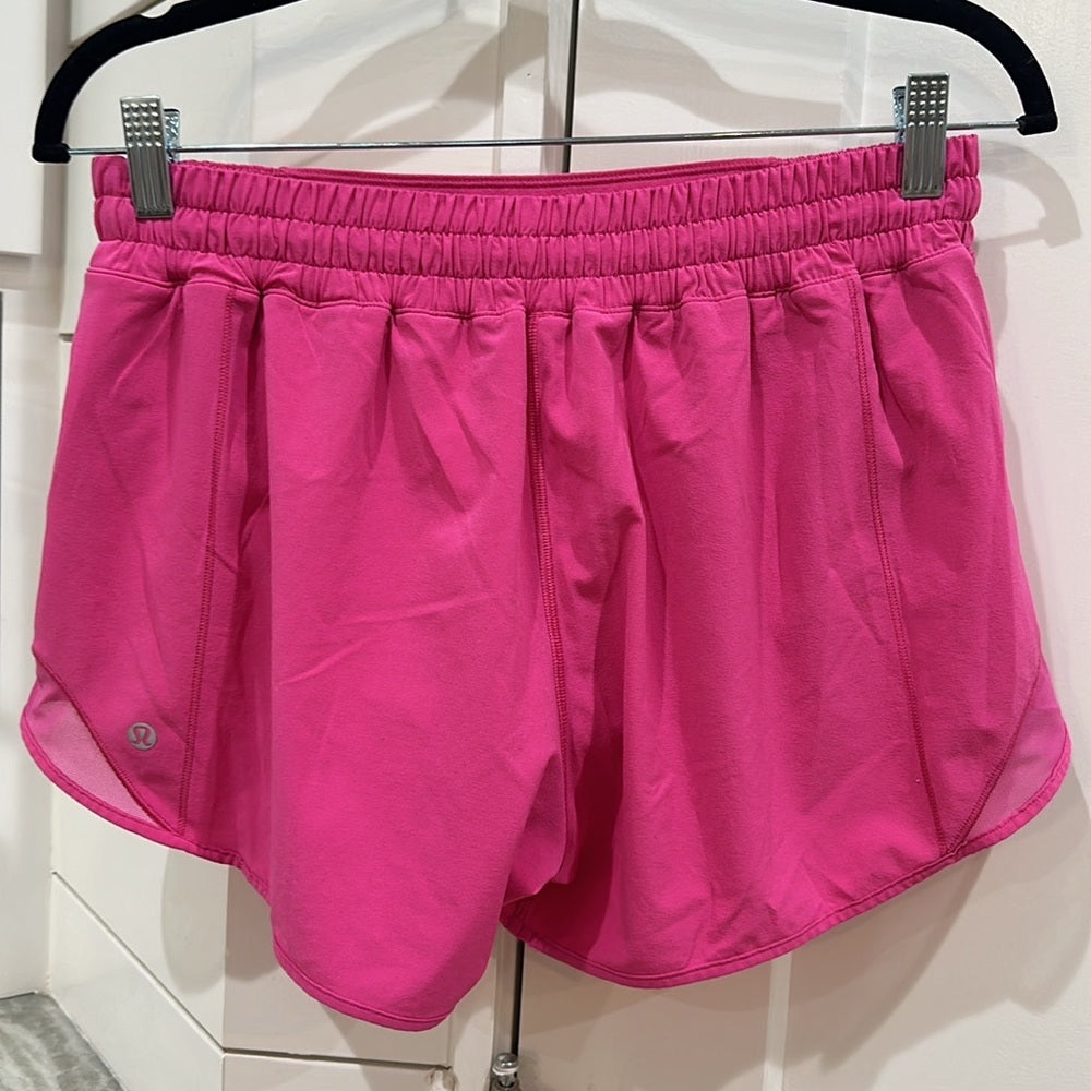 (6355) Lululemon Hotty Hot Low Rise Short 4" in Sz 10
