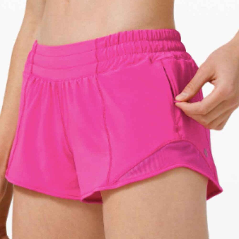 (6356) Lululemon Hotty Hot Low-Rise Short 2.5" in Sz 4