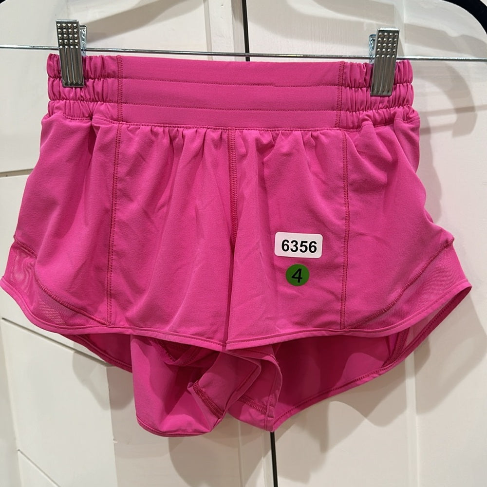 (6356) Lululemon Hotty Hot Low-Rise Short 2.5" in Sz 4