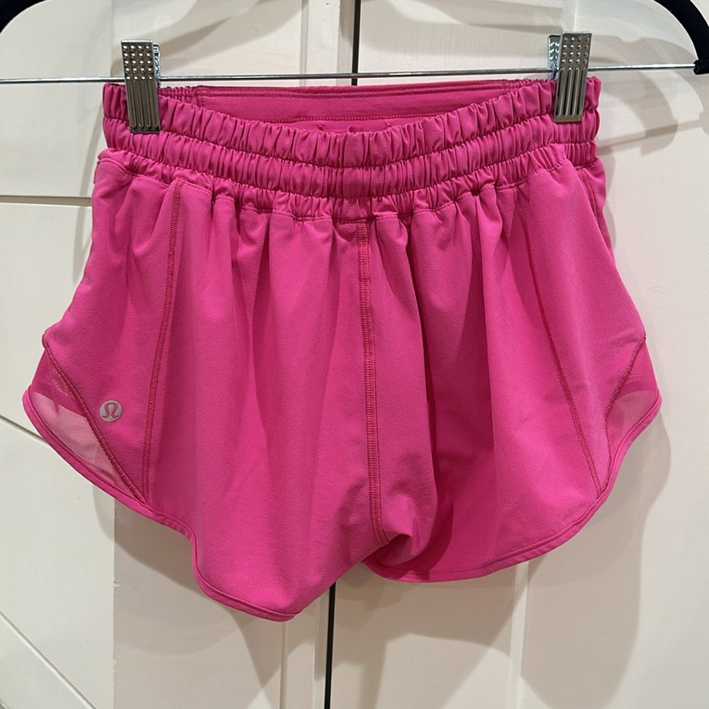 (6356) Lululemon Hotty Hot Low-Rise Short 2.5" in Sz 4