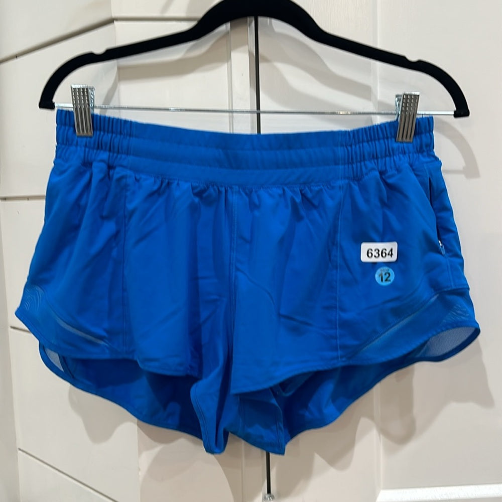 (6364) Lululemon Hotty Hot Low-Rise Short 2.5" in Sz 12 (POOLSIDE) HOT