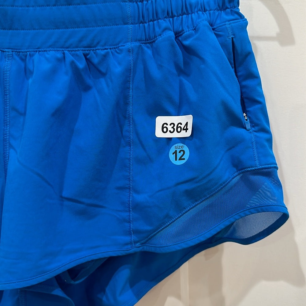 (6364) Lululemon Hotty Hot Low-Rise Short 2.5" in Sz 12 (POOLSIDE) HOT