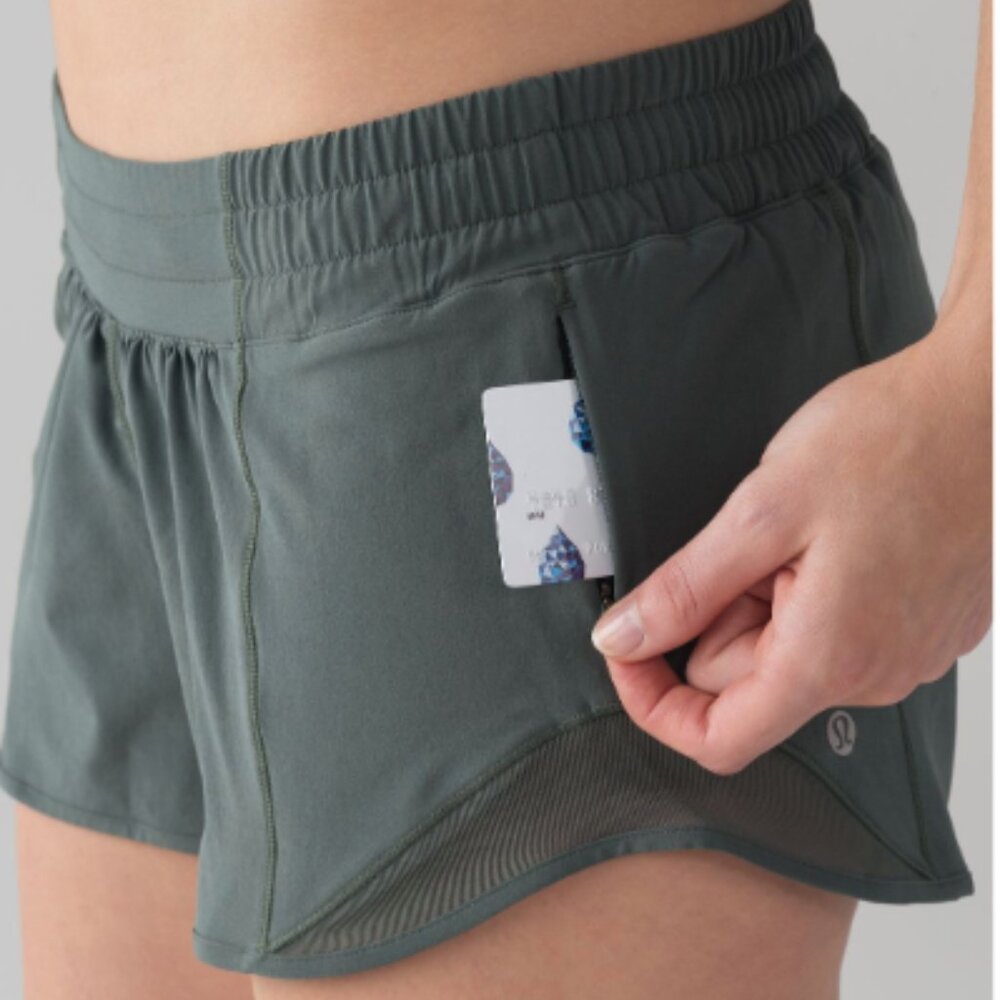 (6370) Lululemon Hotty Hot Short II *2.5" in DARK FORREST in Sz 6