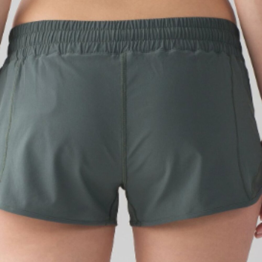 (6370) Lululemon Hotty Hot Short II *2.5" in DARK FORREST in Sz 6