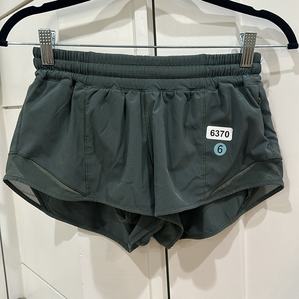 (6370) Lululemon Hotty Hot Short II *2.5" in DARK FORREST in Sz 6