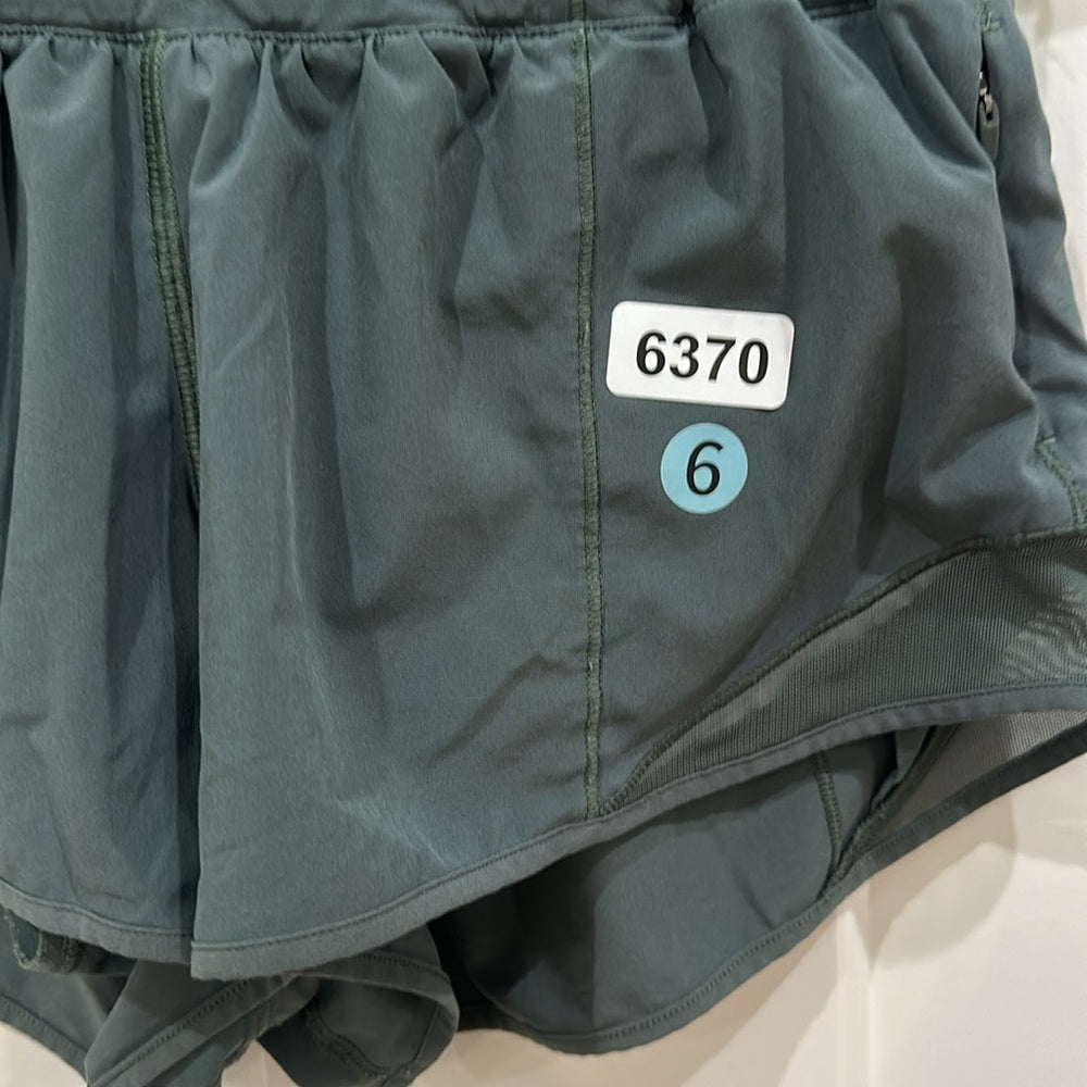 (6370) Lululemon Hotty Hot Short II *2.5" in DARK FORREST in Sz 6