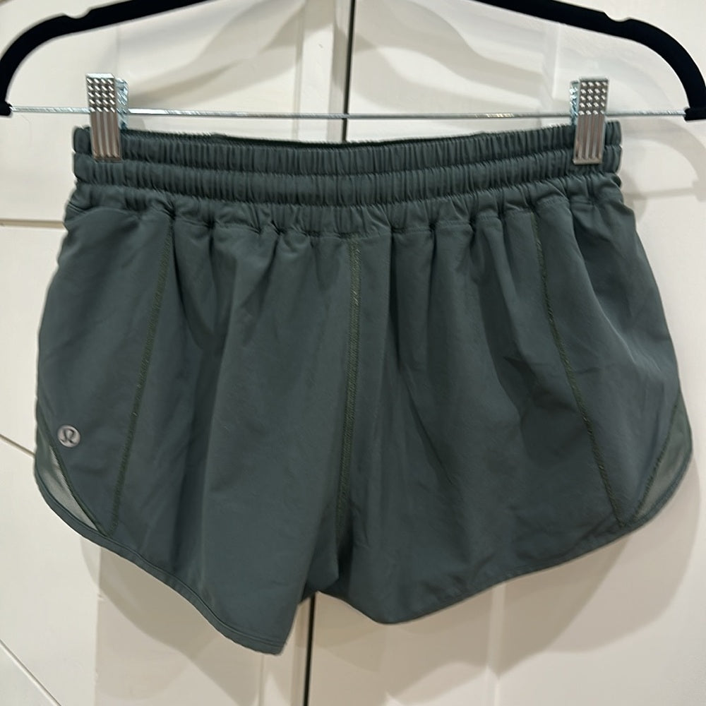 (6370) Lululemon Hotty Hot Short II *2.5" in DARK FORREST in Sz 6
