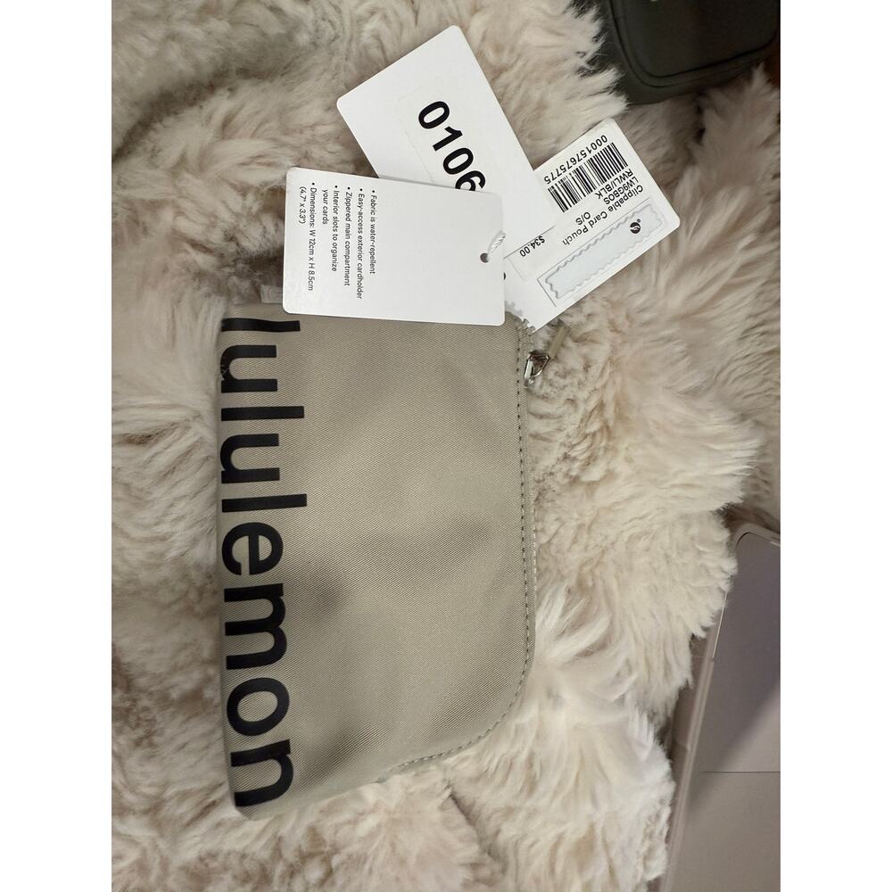 0106 NWT Lululemon Clippable Card Pouch in Raw Linen/Blk $34